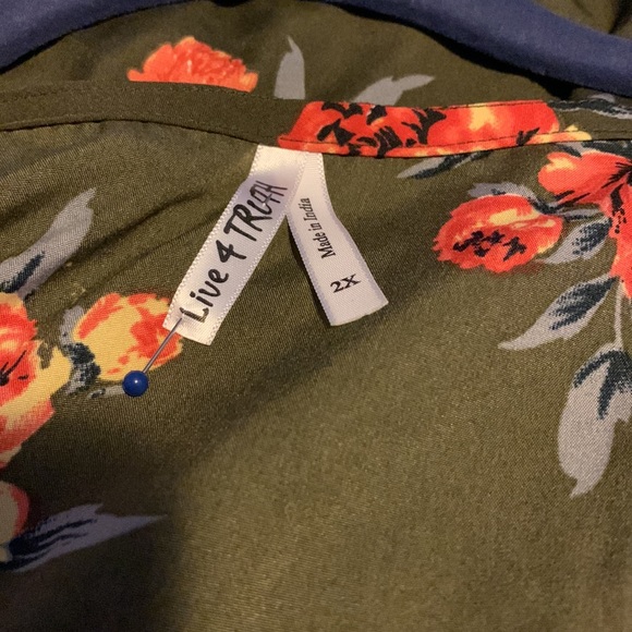 Live 4 Truth. Army Green Top with Flowers - Picture 7 of 9